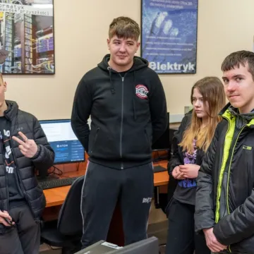 Elektryk kusił ósmoklasistów