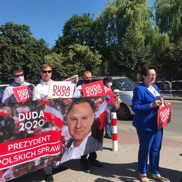 Przedwyborcza niedziela na targowisku w Radomsku