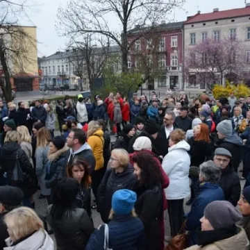 Wiec poparcia dla strajkujących nauczycieli w Radomsku