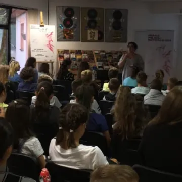 O street arcie w bibliotece