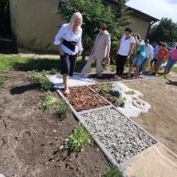 Przy ZSP w Dobryszycach powstała ścieżka sensoryczna