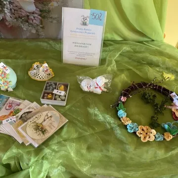 Zajączek ukrył się w PP nr 5 w Radomsku. Dzieci ruszyły na poszukiwania