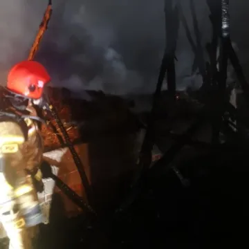 Kamieńsk. Płonęła stodoła, ogień zajął też samochód osobowy