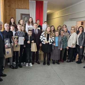 Uczniowie z gminy Kamieńsk rywalizowali w konkursie wiedzy o historii Kamieńska