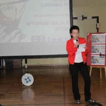 Mówca Łukasz Krasoń motywował uczniów Elektryka