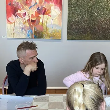 Powrót do korzeni. Uczestnicy warsztatów tworzyli pisanki batikowe w Muzeum Regionalnym w Radomsku