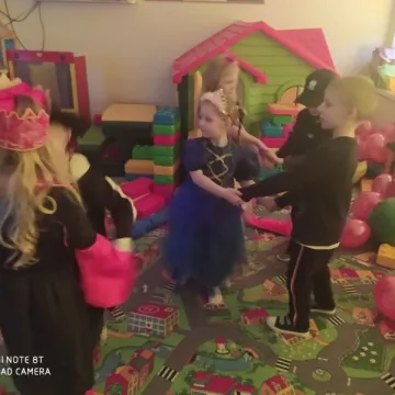 „Zerówiaki” z PSP 8 w Radomsku bawiły się na balu karnawałowym. Świętowały też dzień pizzy