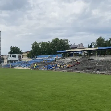 RKS Radomsko sprzedaje krzesełka z trybuny stadionu przy Brzeźnickiej 26