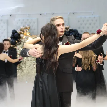 Studniówka uczniów „Drzewniaka” w Kobielach Wielkich