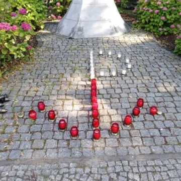 Ku czci powstańcom. Młodzież Wszechpolska i Ruch Narodowy ułożyli kotwicę