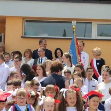 PSP 8 w Radomsku nadano imię „Przyjaciół Dzieci”. Uroczystości 50-lecia