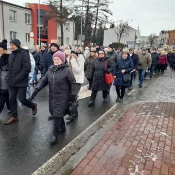 [WIDEO] Orszak Trzech Króli 2025 w Radomsku. „Kłaniajcie się królowie!”