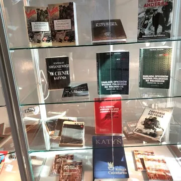 Katyń: zbrodnia, prawda, pamięć - wystawa w bibliotece w Radomsku
