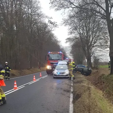 76-latek stracił panowanie nad pojazdem. Samochód dachował