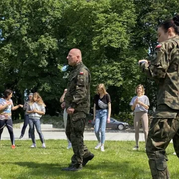 Żołnierze uczą w Radomsku kobiety podstaw samoobrony