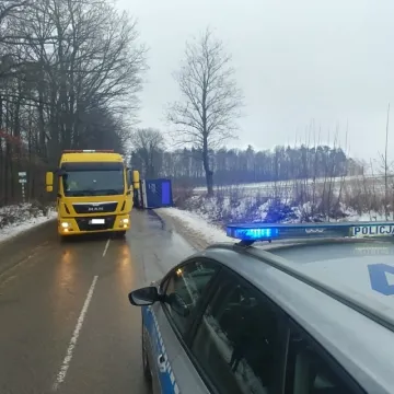 Bus przewrócił się na drogę