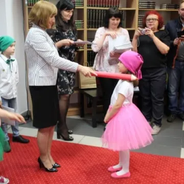 Pasowanie nowych czytelników biblioteki w Radomsku