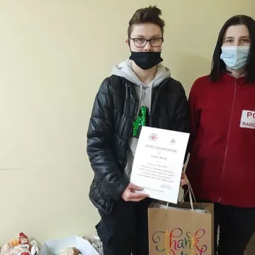 Paczki od PCK w Radomsku dla potrzebujących