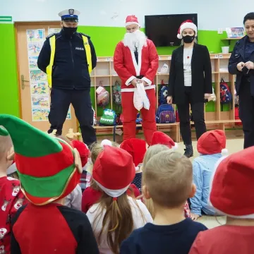 Odblaski od Świętego Mikołaja i policjantów