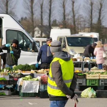 Miejskie targowisko otwarte. Policja pilnuje bezpieczeństwa sanitarnego