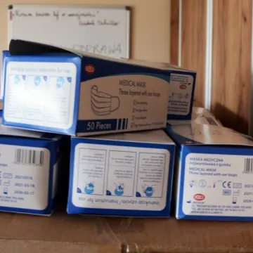 Blisko 50 tys. maseczek trafi do powiatowych szkół