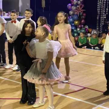 [WIDEO] „Dancing dla Babci i Dziadka” w PSP nr 3 w Radomsku