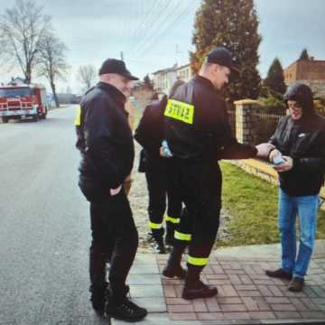 Bezpieczne domy w Dziepółci. Strażacy rozdali czujniki dymu i czadu