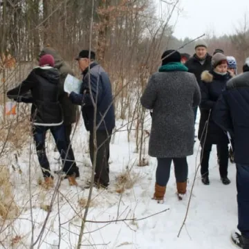 Spacer z mapą i kompasem