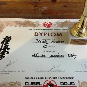 Zawodnicy i sensei z Randori na podium