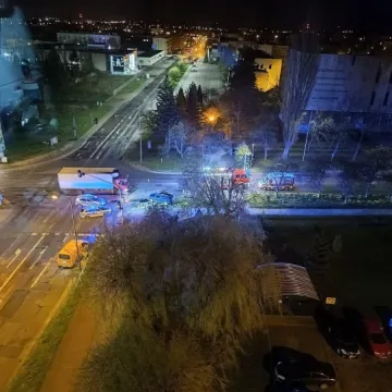 [WIDEO] Na skrzyżowaniu ul. Piastowskiej i Tysiąclecia w Radomsku doszło do wypadku. 20-letnia kobieta została przewieziona do szpitala