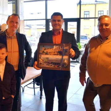 Kamieńsk z nowy centrum handlowym w centrum miasta