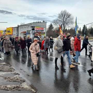 [WIDEO] Orszak Trzech Króli 2025 w Radomsku. „Kłaniajcie się królowie!”