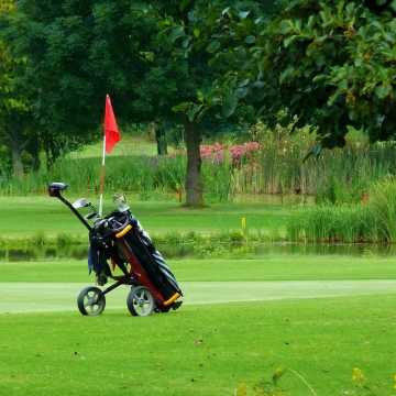 Jaki wózek golfowy sprawdzi się na polu?