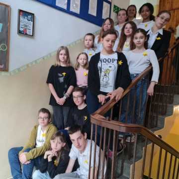 Uczniowie z gminy Dobryszyce wzięli udział w akcji ,,Żonkile-łączy nas pamięć’’