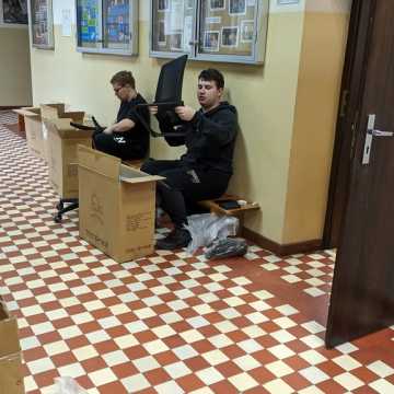 Uczniowie włączyli się w remont sali lekcyjnej w ZSE-E w Radomsku
