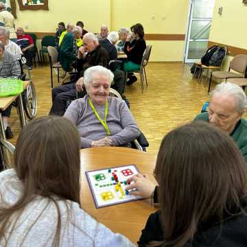 Młodzież z ZSCKR w Dobryszycach odwiedziła Dom Pomocy Społecznej w ramach Dni Papieskich