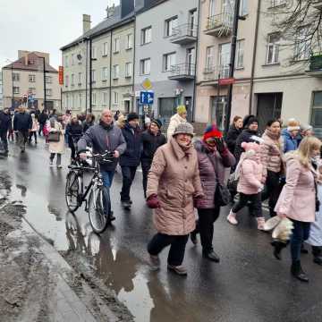 [WIDEO] Orszak Trzech Króli 2025 w Radomsku. „Kłaniajcie się królowie!”