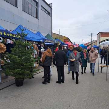 [WIDEO] Świąteczne stragany i atrakcje. Pierwszy Jarmark Bożonarodzeniowy w Kamieńsku