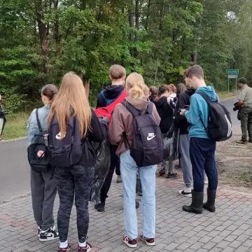 Uczniowie sprzątają świat