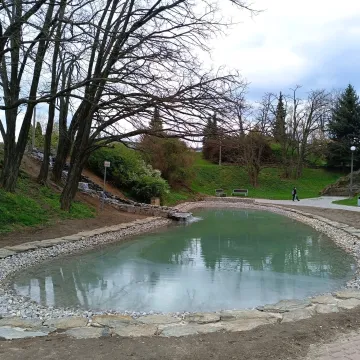 Nowe oblicze oczka wodnego w Parku Solidarności w Radomsku. Wykonano kamienną kaskadę