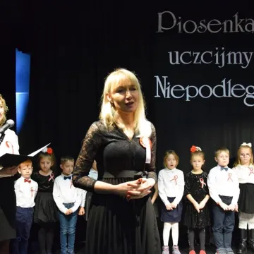 Piosenką uczcili Niepodległą