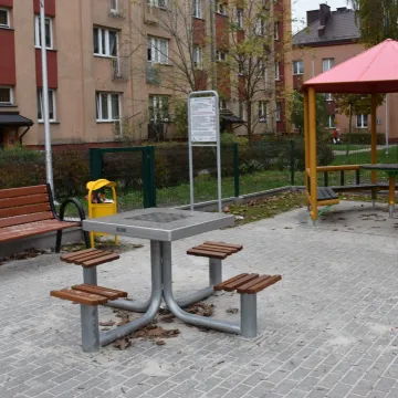 Piotrków Tryb.: Powstał nowy plac zabaw