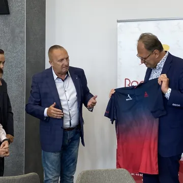 Młodzi tenisiści UMLKS Radomsko z prezentem dla prezydenta