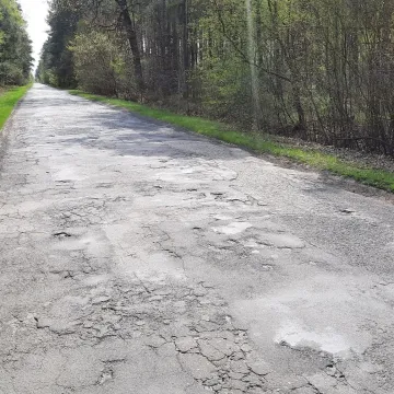 Dziurawa droga w gminie Masłowice. Doraźne łatanie nie pomaga