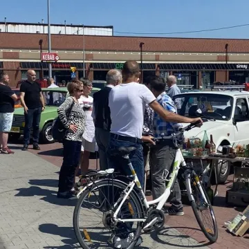 Auto - Moto Weteran 6.  W Radomsku zaparkowały motoryzacyjne legendy