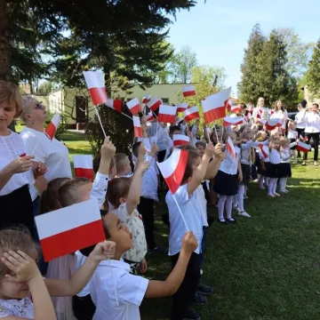 Na nowym maszcie PP4 w Radomsku powiewa już biało-czerwona flaga