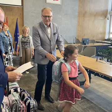 Gotowi do szkoły. Pierwszoklasiści otrzymali szkolne wyprawki