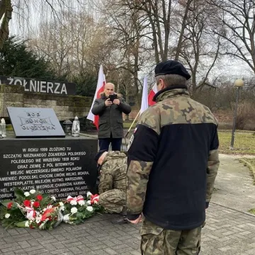 Kwiaty w rocznicę wyzwolenia Radomska