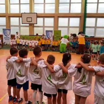 Maluchy grały w piłkę