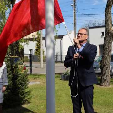 Na nowym maszcie PP4 w Radomsku powiewa już biało-czerwona flaga